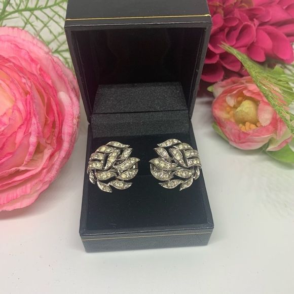 VINTAGE⚜️TRIFARI Rhinestone Cluster Clip Earrings - Picture 1 of 5